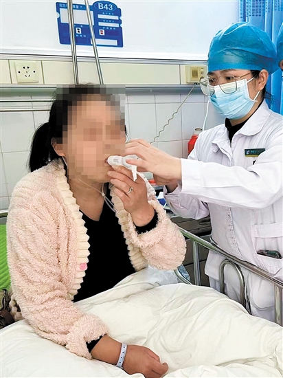 陳雪云教患者使用呼吸訓(xùn)練器。