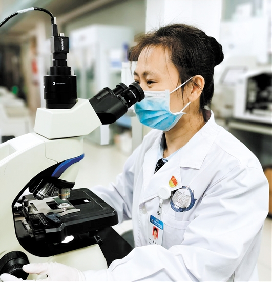 譚家晶進(jìn)行檢驗(yàn)工作。