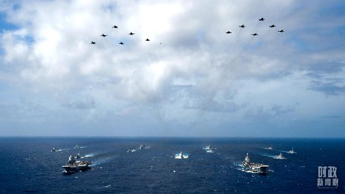 △2024年10月21日，遼寧艦、山東艦編隊(duì)雙航母編隊(duì)演練。（圖/視覺中國(guó)）