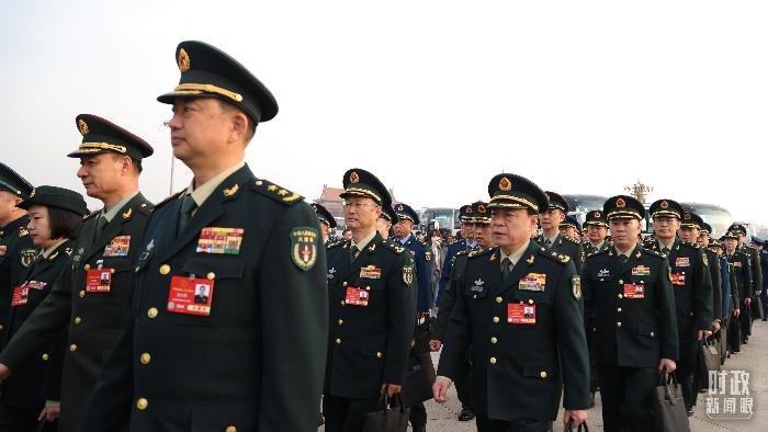 △出席十四屆全國(guó)人大三次會(huì)議的解放軍和武警部隊(duì)代表團(tuán)代表。（總臺(tái)央視記者魏幫軍拍攝）