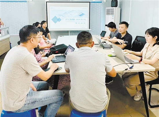 環(huán)市街道社區(qū)衛(wèi)生服務(wù)中心強化數(shù)據(jù)安全培訓(xùn)。