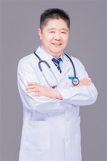 楊愛成：江門市五邑中醫(yī)院腎病科主任，主任醫(yī)師，醫(yī)學博士，暨南大學碩士生導師，嶺南名醫(yī)，江門市名醫(yī)。