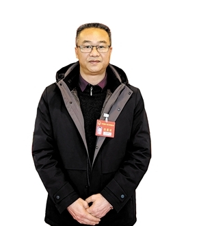 開(kāi)平市人大代表，龍勝鎮(zhèn)龍勝墟社區(qū)黨支部書(shū)記、居委會(huì)主任張健鋒