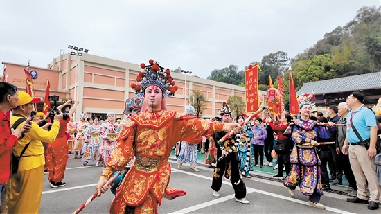 英歌舞者個個身姿矯健，步伐有力，激情四溢。