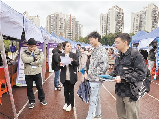 校園招聘會吸引不少高校學子前來咨詢應聘。