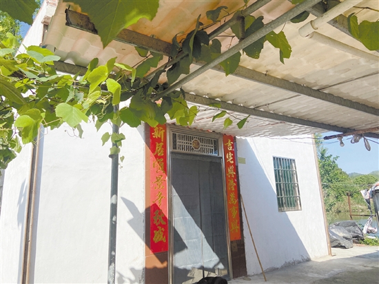 近年來，鶴山市相關部門及單位積極幫助困難群眾實施農村危房改造。