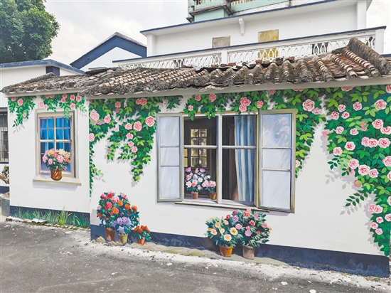 在古勞鎮(zhèn)大埠村，精美墻繪與周邊環(huán)境巧妙融合。