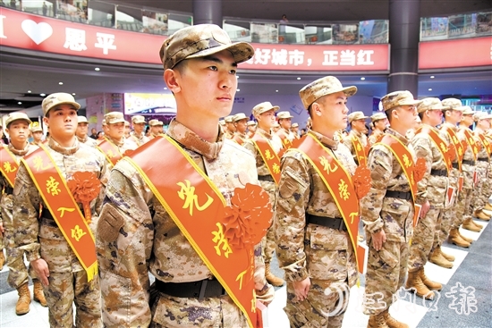 新兵奔赴軍營(yíng)開(kāi)啟新征程。