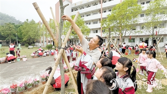 植樹后，大家在樹上掛上牌子以作紀(jì)念。