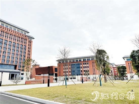 恩平智造學(xué)院設(shè)置在恩平市職教園內(nèi)，擁有優(yōu)質(zhì)的職業(yè)教育條件。