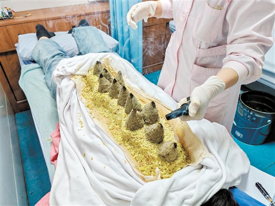 醫(yī)護(hù)人員為市民進(jìn)行姜療。