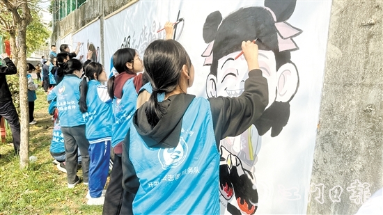 活動現(xiàn)場，大家一起繪制“哪吒”主題墻畫。