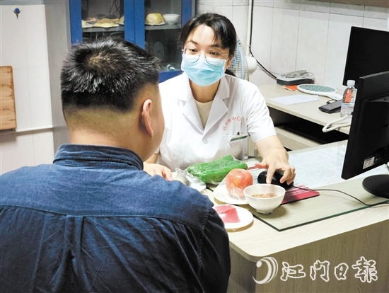 體重管理門診內(nèi)分泌科、營養(yǎng)科區(qū)長(zhǎng)羅群芳向記者介紹食物所含熱量。