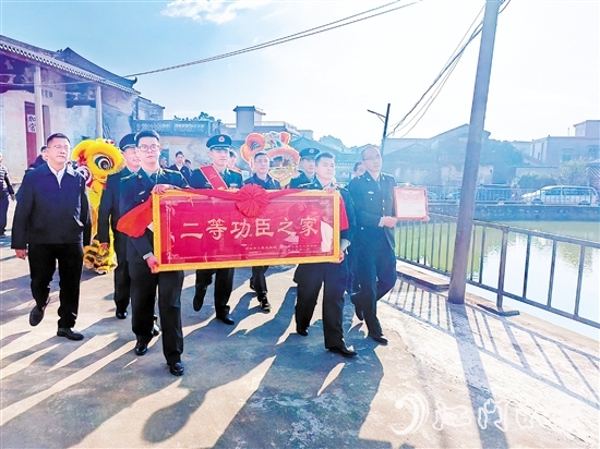 臺(tái)山全面開展“立功送喜報(bào)、懸掛光榮牌”活動(dòng)。