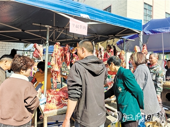 那吉鎮(zhèn)舉辦圩日活動(dòng)，有效推動(dòng)“圩日經(jīng)濟(jì)”發(fā)展。