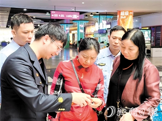 恩平市煙草專賣局以“共筑滿意消費，建設(shè)誠信煙草”為主題，開展多元普法宣傳。