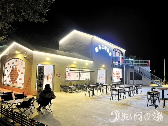 歇馬江畔集市由村集體廢舊物業(yè)改建而成，成為村中的“打卡點(diǎn)”。