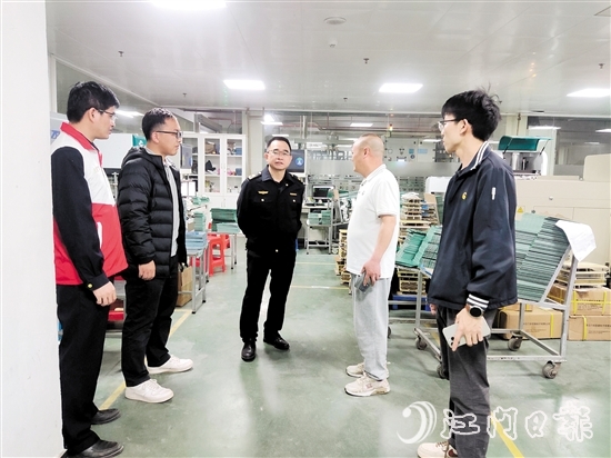 恩平市應(yīng)急管理局工作人員到企業(yè)開(kāi)展“平安夜訪”。