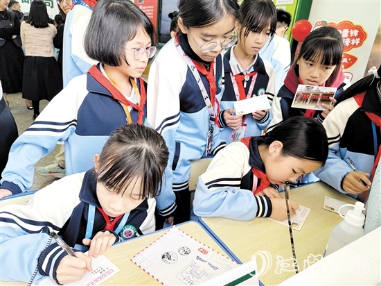 學(xué)生們在明信片上寫上對好友、父母、老師想說的話。