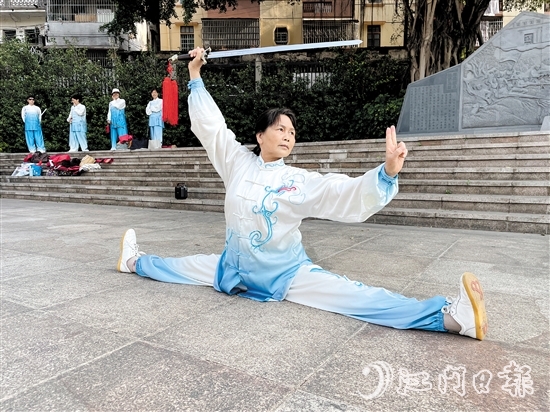 岑優(yōu)嫦現(xiàn)場(chǎng)展示太極技藝，輕松完成一字馬動(dòng)作。