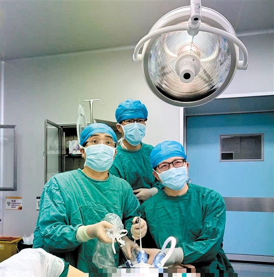 黃暉（左一）擔任主刀施行腔鏡下乳腺癌手術。