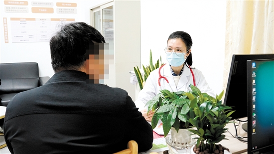 首批來診群眾進(jìn)行診療體驗(yàn)。