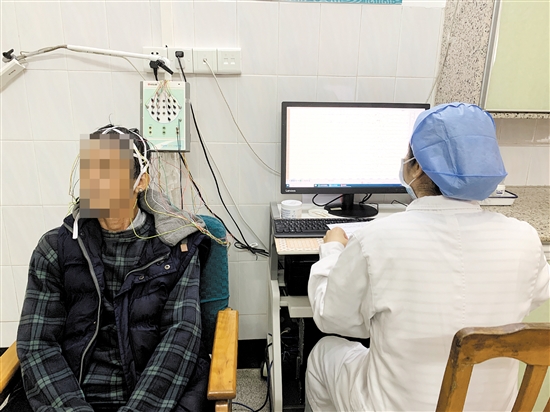 醫(yī)生為患者進(jìn)行長程視頻腦電圖檢測。