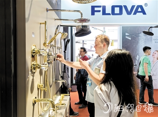 在第135屆廣交會(huì)上，水口水暖衛(wèi)浴產(chǎn)品吸引眾多國(guó)內(nèi)外客商前來(lái)參觀、洽談。