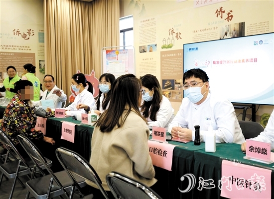 專家團隊耐心解答居民的健康疑問。