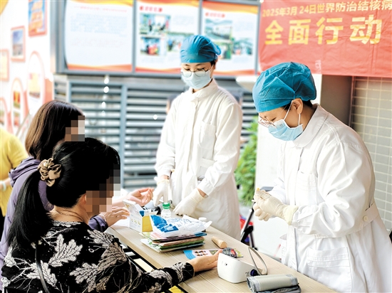 當(dāng)天還開展了便民服務(wù)活動(dòng)。