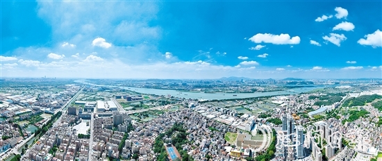 荷塘鎮(zhèn)地處珠三角腹地，四面環(huán)水、交通便利。羅霈