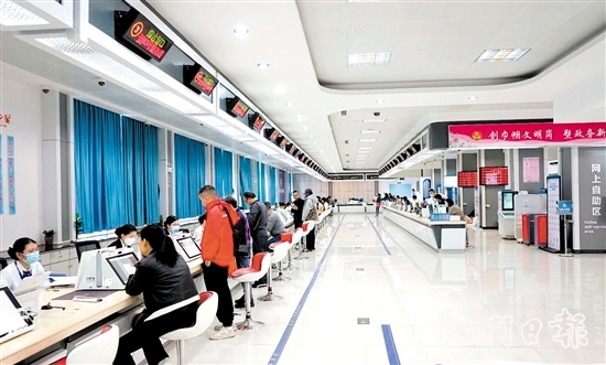 鶴山在政務(wù)服務(wù)賽道上不斷加速，扎實推進(jìn)“高效辦成一件事”落地實施，為推動經(jīng)濟(jì)社會高質(zhì)量發(fā)展提供政務(wù)支撐。圖為鶴山市行政服務(wù)大廳。