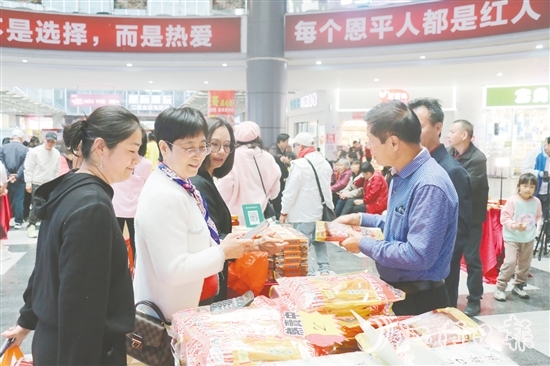 僑胞現(xiàn)場選購恩平農產品。