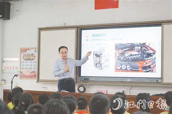 謝鵬云向?qū)W生們介紹燃燒學的應(yīng)用。