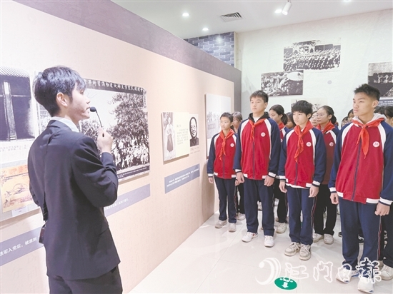 東河中學(xué)學(xué)生走進(jìn)周文雍陳鐵軍烈士紀(jì)念館，聆聽(tīng)烈士們的革命事跡。