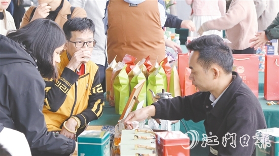 活動現(xiàn)場，游客品嘗大沙茶。