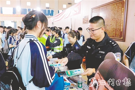 民警向學生發(fā)放安全知識宣傳資料。