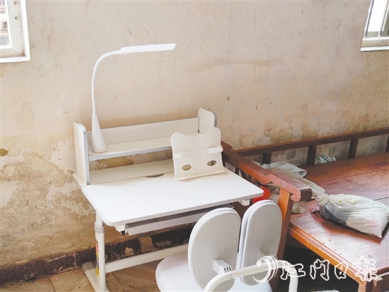 “一米書桌”公益項目為每戶困難家庭配備價值600元的標(biāo)準(zhǔn)學(xué)習(xí)裝備，切實改善困難家庭學(xué)子的學(xué)習(xí)環(huán)境。