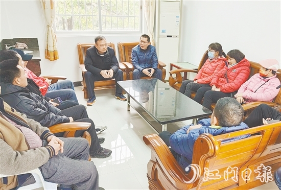 余以碩（中間藍(lán)衣者）長(zhǎng)期奔走在基層調(diào)解一線，與群眾交流談心。