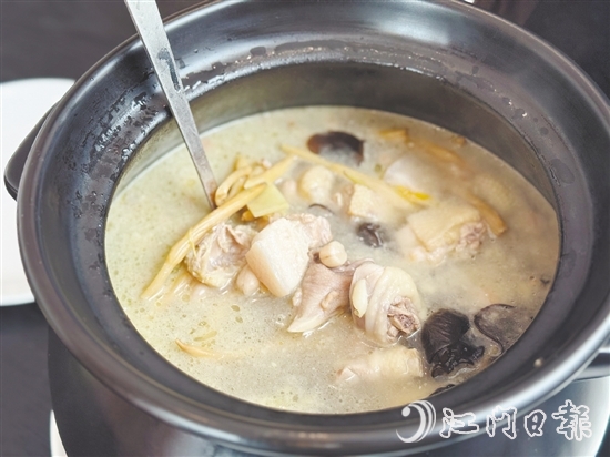 三合煮雞酒是臺山的一道傳統(tǒng)名菜。