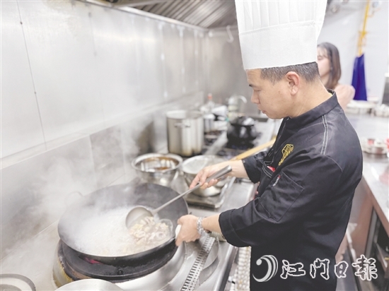 廚師嚴格精選原材料，確保每一道菜品都是選用新鮮地道的食材。