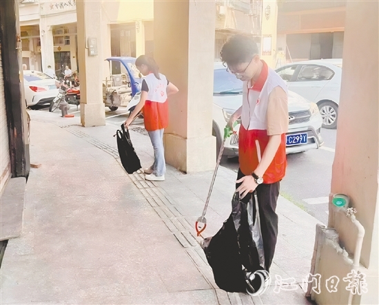 大江鎮(zhèn)團委組織志愿者在轄區(qū)內開展人居環(huán)境整治志愿服務活動。 大江鎮(zhèn)團委組織志愿者在轄區(qū)內開展人居環(huán)境整治志愿服務活動。