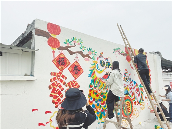逕口村邀請藝術(shù)團隊在墻上繪畫，推動村容村貌提升。