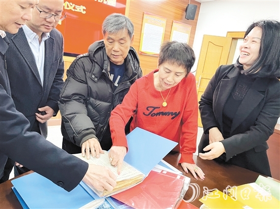 年逾古稀的旅委僑胞吳金葉、鄭碧云伉儷將各種史料用文件夾分門別類整理好，轉(zhuǎn)交給恩平市僑聯(lián)。