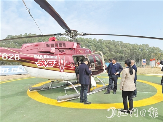 游客在恩平泉林飛行主題館乘坐觀光直升機(jī)。