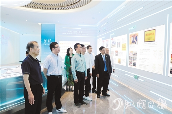 梁煥平（左一）組織商會會員回鄉(xiāng)，鄉(xiāng)親參觀考察恩平市麥克風(fēng)代表企業(yè)。