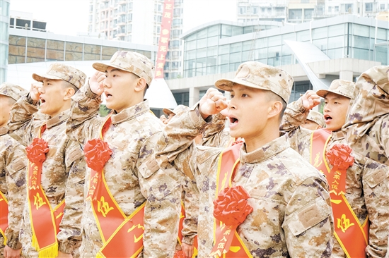 入伍新兵在鄉(xiāng)親們的見證下莊嚴宣誓。