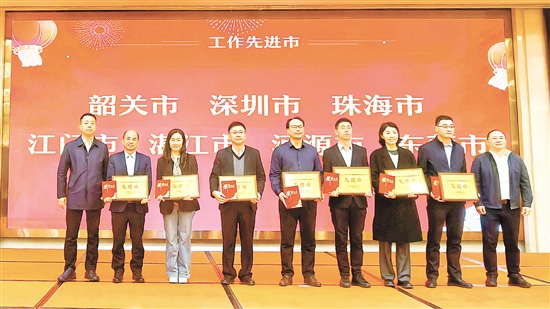 江門市第三人民醫(yī)院黨委書記梁先鋒（左四）代表領獎。