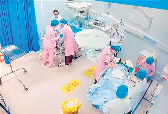 產(chǎn)婦被緊急送入搶救室，破水3分鐘后寶寶平安誕生。