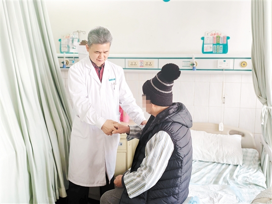 醫(yī)生對患者進(jìn)行檢查。
